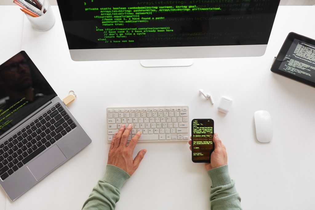 Diseño y Desarrollo de Sitios Web Imagen de diferentes dispositivos para navegar por la web